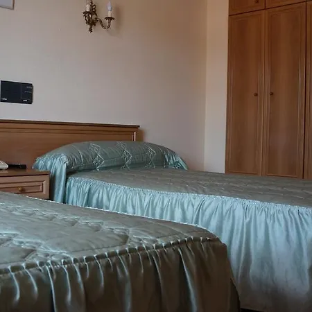 Larry Hotel Cee