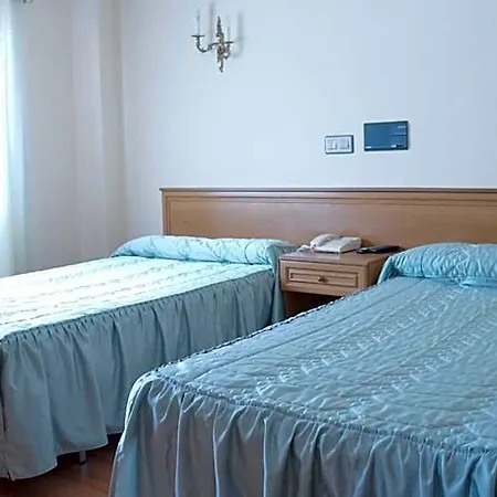 Hotel Larry Cee